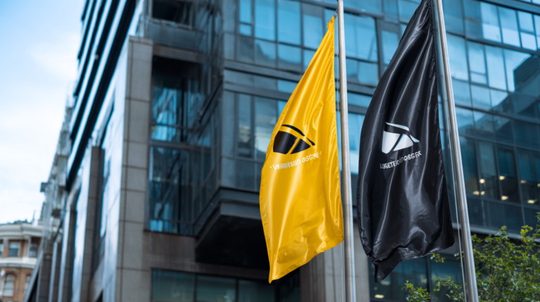 5 Reasons Teardrop Flags Elevate Your Brand Visibility